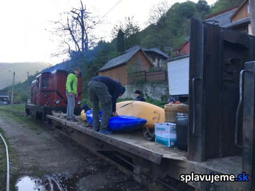 Preprava kajakov lesnou zeleznickou CFF Viseu de Sus