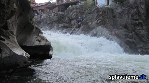 Skakanie vodopadu Probyi na kajaku